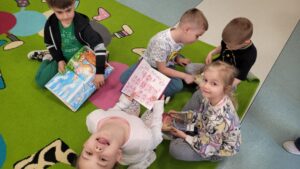 Dzień Książki w grupie 0A  - zdjęcie nr. 4
